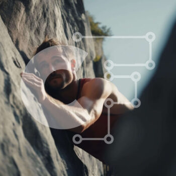 Intra Συλλεκτικό Ξύλινο Παζλ Plywood  4mm - Αρσενικός ορειβάτης που κλιμακώνεται εντυπωσιακός σχηματισμός βράχου Σε Ξύλινο Κουτί - Διαστάσεις Puzzle: 10x10 cm – 25 κομμάτια - Image 1