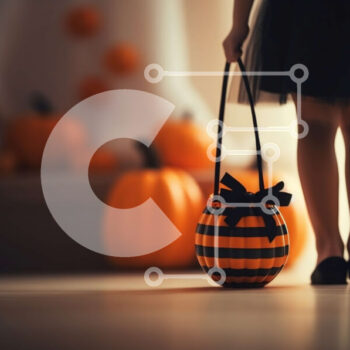 Intra Συλλεκτικό Ξύλινο Παζλ Plywood  4mm - Γυναίκα που κρατά ασπρόμαυρες ριγέ κολοκύθες σε ένα διάδρομο Σε Ξύλινο Κουτί - Διαστάσεις Puzzle: 10x10 cm – 25 κομμάτια - Image 1