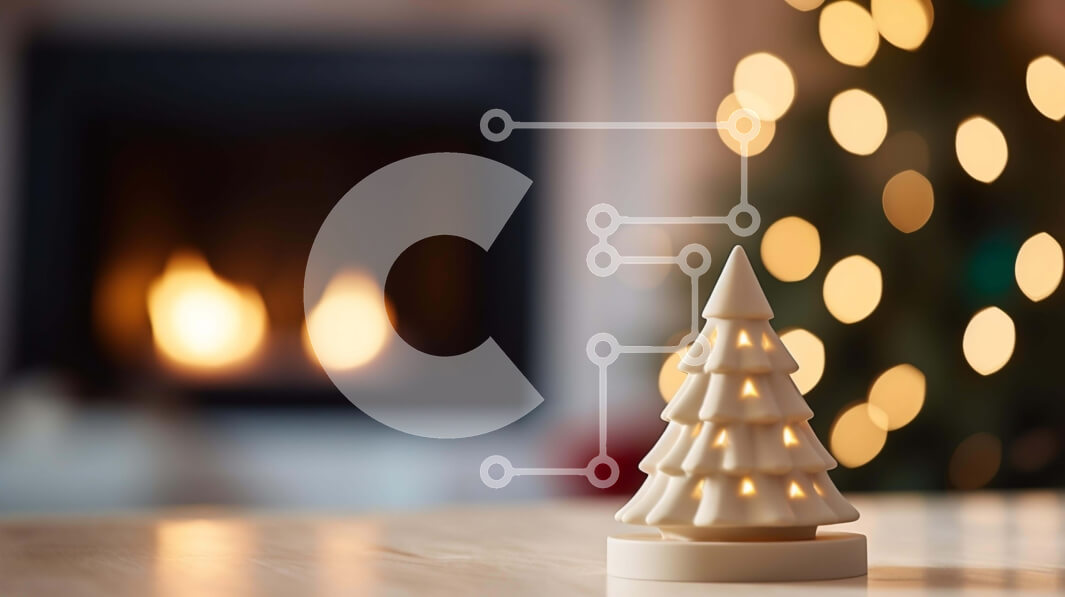 Intra Συλλεκτικό Ξύλινο Παζλ Plywood  4mm - Λευκό χριστουγεννιάτικο δέντρο μπροστά από ένα ανοιχτό τζάκι Σε Ξύλινο Κουτί - Διαστάσεις: 10x10 cm – 25 κομμάτια