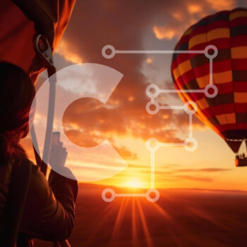 Intra Συλλεκτικό Ξύλινο Παζλ Plywood  4mm - Γυναίκα που απολαμβάνει τη θέα στο ηλιοβασίλεμα από το μπαλόνι ζεστού αέρα Σε Ξύλινο Κουτί - Διαστάσεις Puzzle: 10x10 cm – 25 κομμάτια - Image 1