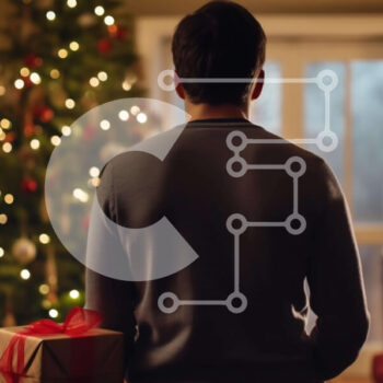 Intra Συλλεκτικό Ξύλινο Παζλ Plywood  4mm - Άνδρας που στέκεται μπροστά από το χριστουγεννιάτικο δέντρο κρατώντας ένα ξετυλιγμένο δώρο Σε Ξύλινο Κουτί - Διαστάσεις: 10x10 cm – 25 κομμάτια - Image 1