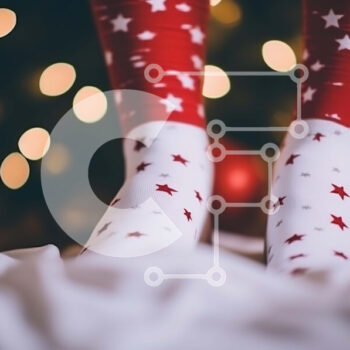 Intra Συλλεκτικό Ξύλινο Παζλ Plywood  4mm - Γιορτινές γιορτινές κάλτσες με χριστουγεννιάτικα φωτάκια και στολίδια Σε Ξύλινο Κουτί - Διαστάσεις Puzzle: 10x10 cm – 25 κομμάτια - Image 1