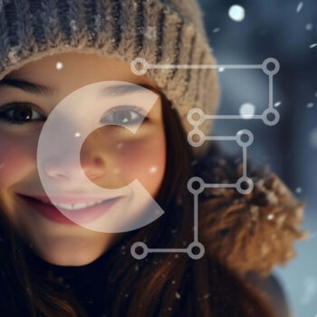 Intra Συλλεκτικό Ξύλινο Παζλ Plywood  4mm - Χαμογελώντας κορίτσι με χειμερινά ρούχα που αγκαλιάζει την κρύα εποχή Σε Ξύλινο Κουτί - Διαστάσεις Puzzle: 10x10 cm – 25 κομμάτια - Image 1