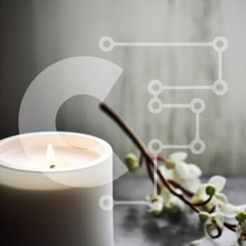 Intra Συλλεκτικό Ξύλινο Παζλ Plywood  4mm - Λευκό κερί σε σιδερένιο τραπέζι με λευκά λουλούδια στο φόντο Σε Ξύλινο Κουτί - Διαστάσεις Puzzle: 10x10 cm – 25 κομμάτια - Image 1