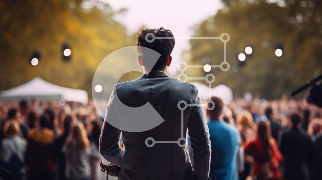 Intra Συλλεκτικό Ξύλινο Παζλ Plywood  4mm - Άτομο που στέκεται σε ένα πλήθος σε μια υπαίθρια εκδήλωση Σε Ξύλινο Κουτί - Διαστάσεις Puzzle: 10x10 cm – 25 κομμάτια