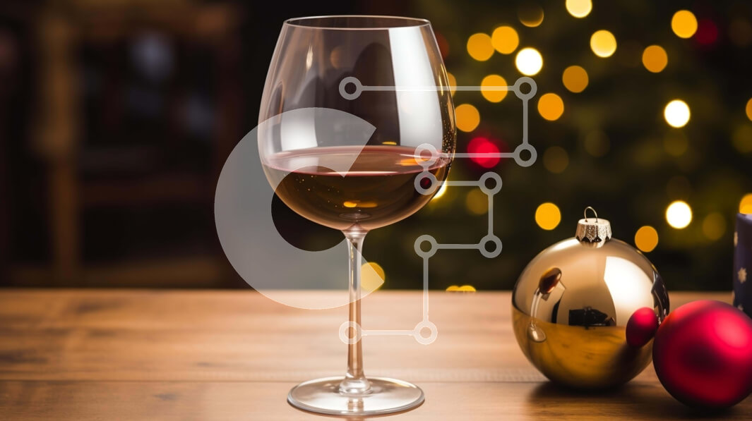 Intra Συλλεκτικό Ξύλινο Παζλ Plywood  4mm - Ποτήρι κρασιού και Χριστουγεννιάτικα στολίδια σε ξύλινο τραπέζι Σε Ξύλινο Κουτί - Διαστάσεις: 10x10 cm – 25 κομμάτια