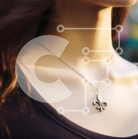 Intra Συλλεκτικό Ξύλινο Παζλ Plywood  4mm - Γυναίκα με ασημένιο κρεμαστό κολιέ Fleur-de-lis Σε Ξύλινο Κουτί - Διαστάσεις Puzzle: 10x10 cm – 25 κομμάτια - Image 1