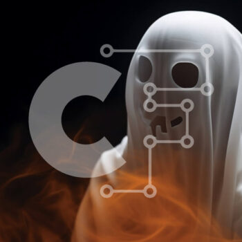 Intra Συλλεκτικό Ξύλινο Παζλ Plywood  4mm - Φλεγόμενο κοστούμι φάντασμα σε μαύρο φόντο Σε Ξύλινο Κουτί - Διαστάσεις Puzzle: 10x10 cm – 25 κομμάτια - Image 1