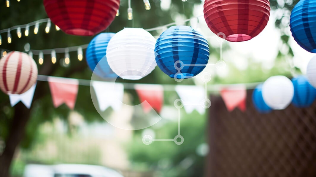 Intra Συλλεκτικό Ξύλινο Παζλ Plywood  4mm - Υπαίθρια γιορτή με κόκκινα, λευκά και μπλε χάρτινα φανάρια και σημαίες Σε Ξύλινο Κουτί - Διαστάσεις: 10x10 cm – 25 κομμάτια