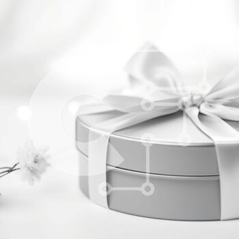 Intra Συλλεκτικό Ξύλινο Παζλ Plywood  4mm - Ασημένιο κουτί δώρου με λευκή κορδέλα και λουλούδια Σε Ξύλινο Κουτί - Διαστάσεις Puzzle: 10x10 cm – 25 κομμάτια - Image 1