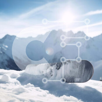 Intra Συλλεκτικό Ξύλινο Παζλ Plywood  4mm - Snowboard στη Snowy Mountainside με σκιέρ και snowboarders Σε Ξύλινο Κουτί - Διαστάσεις Puzzle: 10x10 cm – 25 κομμάτια - Image 1
