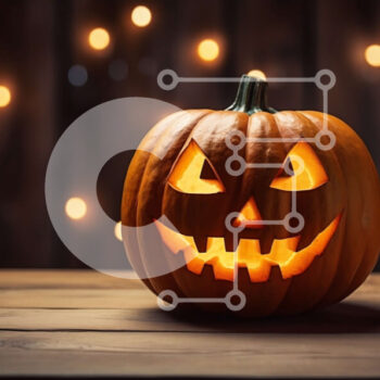 Intra Συλλεκτικό Ξύλινο Παζλ Plywood  4mm - Σκαλιστή και αναμμένη κολοκύθα σε ξύλινο τραπέζι Σε Ξύλινο Κουτί - Διαστάσεις Puzzle: 10x10 cm – 25 κομμάτια - Image 1