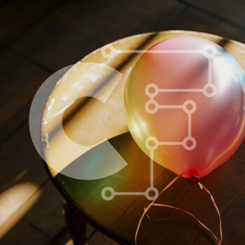 Intra Συλλεκτικό Ξύλινο Παζλ Plywood  4mm - Πολύχρωμο μπαλόνι σε παλιό ξύλινο τραπέζι Σε Ξύλινο Κουτί - Διαστάσεις Puzzle: 10x10 cm – 25 κομμάτια - Image 1