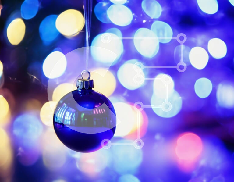 Intra Συλλεκτικό Ξύλινο Παζλ Plywood  4mm - Μπλε Χριστουγεννιάτικη Μπάλα κρεμαστή με πολύχρωμα φώτα Bokeh Σε Ξύλινο Κουτί - Διαστάσεις: 10x10 cm – 25 κομμάτια