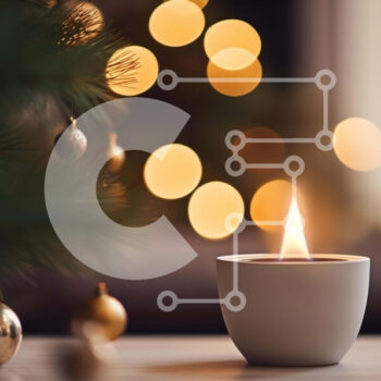 Intra Συλλεκτικό Ξύλινο Παζλ Plywood  4mm - Αναμμένο κερί μπροστά από ένα στολισμένο χριστουγεννιάτικο δέντρο Σε Ξύλινο Κουτί - Διαστάσεις: 10x10 cm – 25 κομμάτια - Image 1