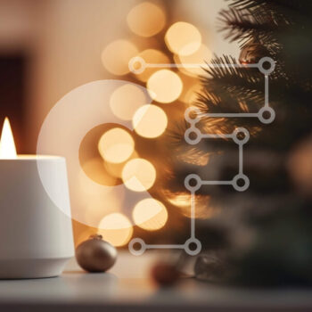 Intra Συλλεκτικό Ξύλινο Παζλ Plywood  4mm - Αναμμένο κερί μπροστά από το στολισμένο χριστουγεννιάτικο δέντρο Σε Ξύλινο Κουτί - Διαστάσεις: 10x10 cm – 25 κομμάτια - Image 1