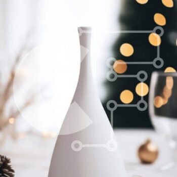 Intra Συλλεκτικό Ξύλινο Παζλ Plywood  4mm - Διακόσμηση εορταστικού τραπεζιού με λευκό βάζο και χριστουγεννιάτικο δέντρο Σε Ξύλινο Κουτί - Διαστάσεις Puzzle: 10x10 cm – 25 κομμάτια - Image 1