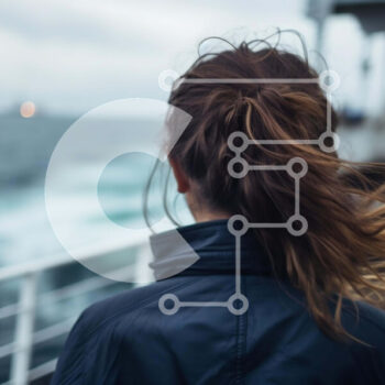 Intra Συλλεκτικό Ξύλινο Παζλ Plywood  4mm - Γυναίκα που απολαμβάνει τη θέα στον ωκεανό από μια βάρκα Σε Ξύλινο Κουτί - Διαστάσεις Puzzle: 10x10 cm – 25 κομμάτια - Image 1