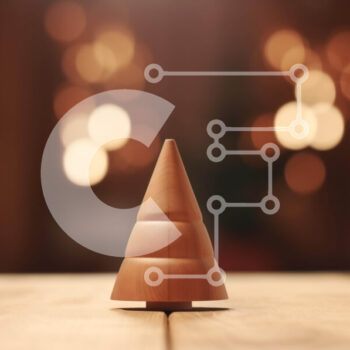 Intra Συλλεκτικό Ξύλινο Παζλ Plywood  4mm - Μικρό ξύλινο δέντρο σε ημιτελές τραπέζι με θολά φώτα και φόντο Bokeh Σε Ξύλινο Κουτί - Διαστάσεις Puzzle: 10x10 cm – 25 κομμάτια - Image 1