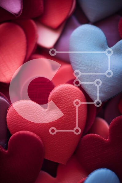 Intra Συλλεκτικό Ξύλινο Παζλ Plywood  4mm - Μαξιλάρια σε σχήμα καρδιάς σε κόκκινο, μπλε και μωβ Σε Ξύλινο Κουτί - Διαστάσεις Puzzle: 10x10 cm – 25 κομμάτια