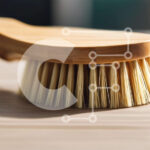 Intra Συλλεκτικό Ξύλινο Παζλ Plywood  4mm – Ξύλινη βούρτσα σε ημιτελές ξύλινο τραπέζι Σε Ξύλινο Κουτί – Διαστάσεις: 10×10 cm – 25 κομμάτια