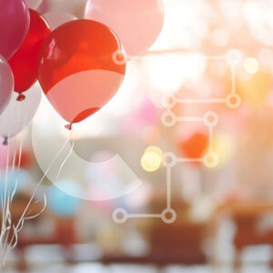 Intra Συλλεκτικό Ξύλινο Παζλ Plywood  4mm - Πολύχρωμα μπαλόνια σε μια εορταστική ατμόσφαιρα Σε Ξύλινο Κουτί - Διαστάσεις Puzzle: 10x10 cm – 25 κομμάτια