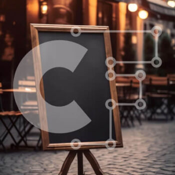 Intra Συλλεκτικό Ξύλινο Παζλ Plywood  4mm - Γοητευτική εικόνα ενός άδειου πίνακα κιμωλίας σε έναν λιθόστρωτο δρόμο το σούρουπο Σε Ξύλινο Κουτί - Διαστάσεις Puzzle: 10x10 cm – 25 κομμάτια - Image 1