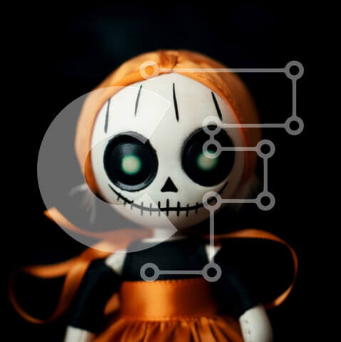 Intra Συλλεκτικό Ξύλινο Παζλ Plywood  4mm - Ευτυχισμένη κούκλα με πορτοκαλί φόρεμα με μαύρα μάτια Σε Ξύλινο Κουτί - Διαστάσεις Puzzle: 10x10 cm – 25 κομμάτια - Image 1