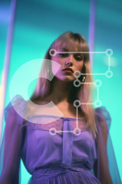 Intra Συλλεκτικό Ξύλινο Παζλ Plywood  4mm - Εκπληκτική γυναίκα με μωβ φόρεμα με μακριά ξανθά μαλλιά και σκουλαρίκια κρίκοι Σε Ξύλινο Κουτί - Διαστάσεις Puzzle: 10x10 cm – 25 κομμάτια