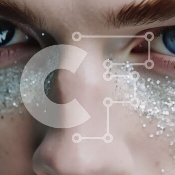 Intra Συλλεκτικό Ξύλινο Παζλ Plywood  4mm - Υπέροχη κοντινή φωτογραφία ενός νεαρού άνδρα με μπλε μάτια και λάμψη στο πρόσωπό του Σε Ξύλινο Κουτί - Διαστάσεις Puzzle: 10x10 cm – 25 κομμάτια - Image 1