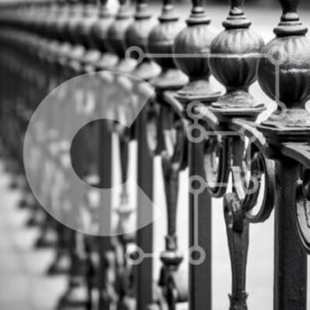 Intra Συλλεκτικό Ξύλινο Παζλ Plywood  4mm - Όμορφη ασπρόμαυρη εικόνα φράχτη από σφυρήλατο σίδερο με διακοσμητικά σχέδια Σε Ξύλινο Κουτί - Διαστάσεις Puzzle: 10x10 cm – 25 κομμάτια - Image 1