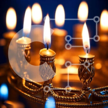 Intra Συλλεκτικό Ξύλινο Παζλ Plywood  4mm - Κοντινή όψη των κεριών Menorah σε σκοτεινό φόντο Σε Ξύλινο Κουτί - Διαστάσεις Puzzle: 10x10 cm – 25 κομμάτια - Image 1