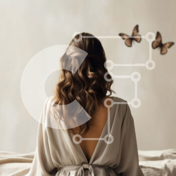 Intra Συλλεκτικό Ξύλινο Παζλ Plywood  4mm - Γυναίκα με λευκό φόρεμα κάθεται σε ένα κρεβάτι Σε Ξύλινο Κουτί - Διαστάσεις Puzzle: 10x10 cm – 25 κομμάτια - Image 1