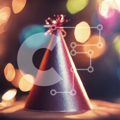 Intra Συλλεκτικό Ξύλινο Παζλ Plywood  4mm - Κόκκινο καπέλο για πάρτι στο τραπέζι με θολά φώτα φόντο Σε Ξύλινο Κουτί - Διαστάσεις Puzzle: 10x10 cm – 25 κομμάτια - Image 1