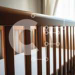 Intra Συλλεκτικό Ξύλινο Παζλ Plywood  4mm – Cozy μωρό κρεβατάκι με λευκό στρώμα και φυτό σε γλάστρα Σε Ξύλινο Κουτί – Διαστάσεις Puzzle: 10×10 cm – 25 κομμάτια