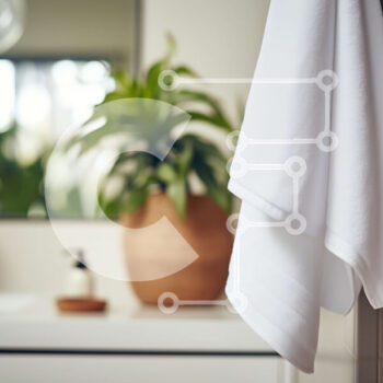 Intra Συλλεκτικό Ξύλινο Παζλ Plywood  4mm - Μοντέρνο μπάνιο με λευκή πετσέτα κρεμασμένη στο ράφι Σε Ξύλινο Κουτί - Διαστάσεις Puzzle: 10x10 cm – 25 κομμάτια - Image 1