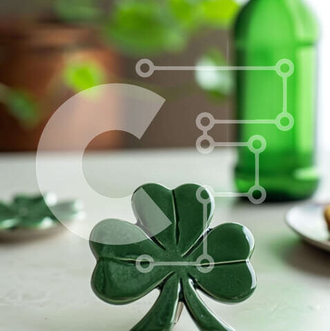 Intra Συλλεκτικό Ξύλινο Παζλ Plywood 4mm - Τραπέζι St. Patrick's Day με πράσινη μπύρα και σουβέρ τριφύλλι Σε Ξύλινο Κουτί - Διαστάσεις: 10x10 cm – 25 κομμάτια - Image 1