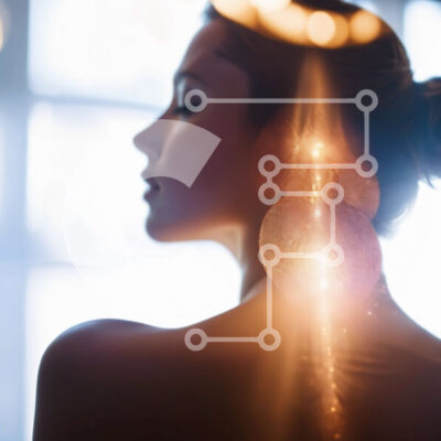 Intra Συλλεκτικό Ξύλινο Παζλ Plywood  4mm - Γυναίκα που στέκεται μπροστά από το ανοιχτό παράθυρο με την πηγή φωτός Σε Ξύλινο Κουτί - Διαστάσεις Puzzle: 10x10 cm – 25 κομμάτια - Image 1