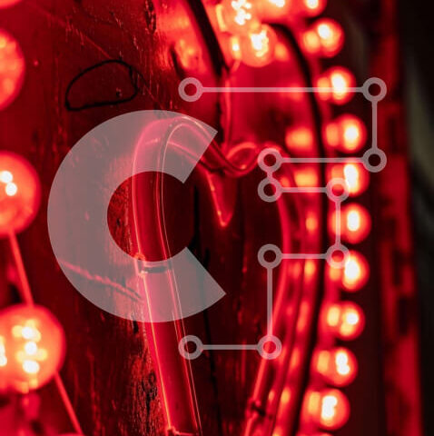 Intra Συλλεκτικό Ξύλινο Παζλ Plywood  4mm - Κόκκινη πινακίδα νέον σε σχήμα καρδιάς με φωτεινά κόκκινα φώτα Σε Ξύλινο Κουτί - Διαστάσεις: 10x10 cm – 25 κομμάτια - Image 1