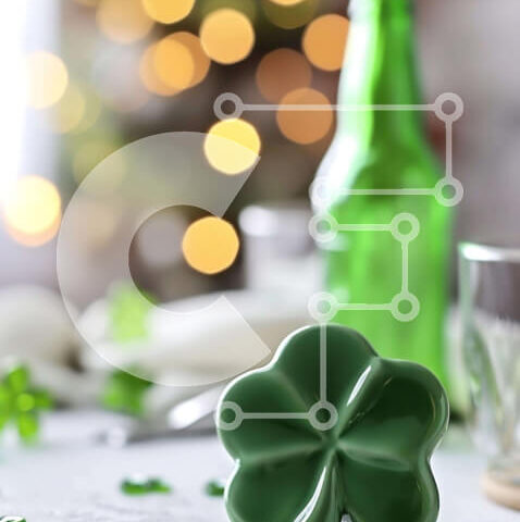 Intra Συλλεκτικό Ξύλινο Παζλ Plywood  4mm - Γιορτή του Αγίου Πατρικίου με πράσινη μπύρα και ειδώλιο τριφυλλιού Σε Ξύλινο Κουτί - Διαστάσεις: 10x10 cm – 25 κομμάτια - Image 1