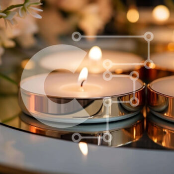 Intra Συλλεκτικό Ξύλινο Παζλ Plywood  4mm - Ομάδα αναμμένων κεριών σε ένα διακοσμητικό γυάλινο τραπέζι Σε Ξύλινο Κουτί - Διαστάσεις Puzzle: 10x10 cm – 25 κομμάτια - Image 1