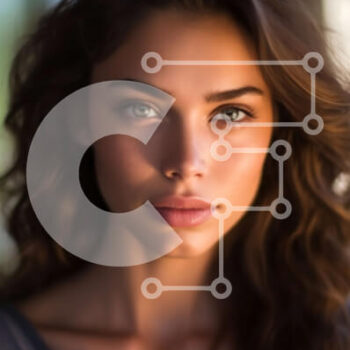 Intra Συλλεκτικό Ξύλινο Παζλ Plywood  4mm - Όμορφη νεαρή γυναίκα με μακριά, σγουρά καστανά μαλλιά κοιτάζοντας την κάμερα Σε Ξύλινο Κουτί - Διαστάσεις Puzzle: 10x10 cm – 25 κομμάτια - Image 1