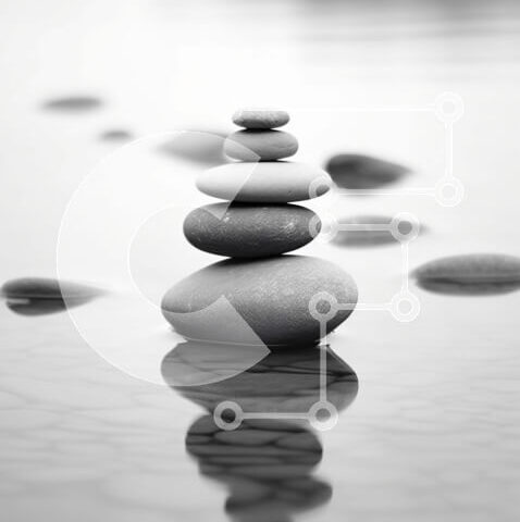 Intra Συλλεκτικό Ξύλινο Παζλ Plywood  4mm - Όμορφος σχηματισμός βράχου σε σχήμα πυραμίδας στη μέση ενός γαλήνιο υδάτινο σώμα Σε Ξύλινο Κουτί - Διαστάσεις: 10x10 cm – 25 κομμάτια - Image 1