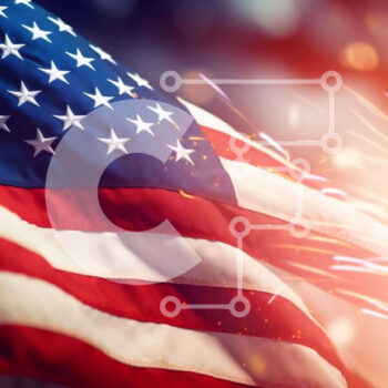 Intra Συλλεκτικό Ξύλινο Παζλ Plywood  4mm - Αμερικανική σημαία με πυροτεχνήματα και βεγγαλικά Σε Ξύλινο Κουτί - Διαστάσεις: 10x10 cm – 25 κομμάτια - Image 1