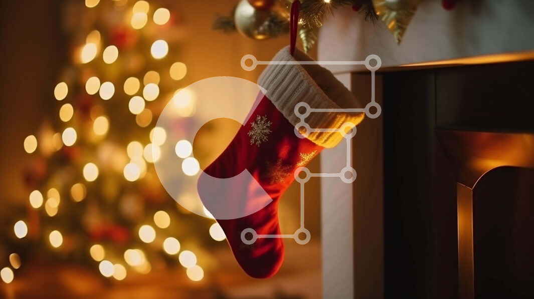 Intra Συλλεκτικό Ξύλινο Παζλ Plywood  4mm - Κόκκινη κάλτσα που κρέμεται από μανδύα τζακιού μπροστά από φωτισμένο χριστουγεννιάτικο δέντρο Σε Ξύλινο Κουτί - Διαστάσεις: 10x10 cm – 25 κομμάτια