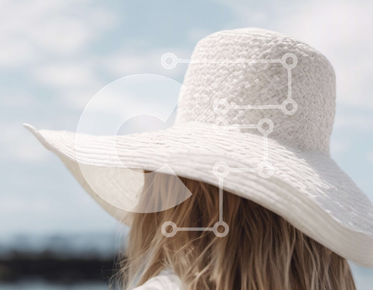 Intra Συλλεκτικό Ξύλινο Παζλ Plywood  4mm - Κομψό λευκό καπέλο ηλίου ενάντια στον φωτεινό ουρανό Σε Ξύλινο Κουτί - Διαστάσεις Puzzle: 10x10 cm – 25 κομμάτια