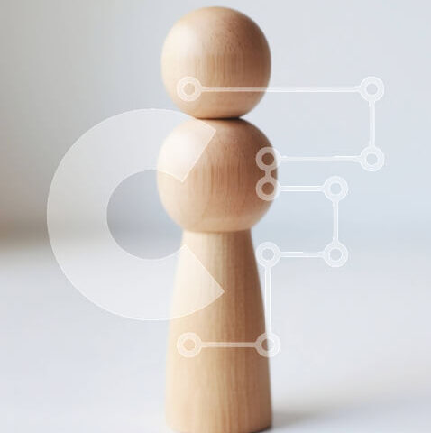 Intra Συλλεκτικό Ξύλινο Παζλ Plywood  4mm - Όμορφο ξύλινο γλυπτό ενός άνδρα και μιας γυναίκας που αγκαλιάζονται Σε Ξύλινο Κουτί - Διαστάσεις: 10x10 cm – 25 κομμάτια - Image 1