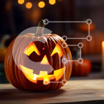 Intra Συλλεκτικό Ξύλινο Παζλ Plywood  4mm - Σκαλιστή κολοκύθα με κεριά σε τραπέζι Σε Ξύλινο Κουτί - Διαστάσεις Puzzle: 10x10 cm – 25 κομμάτια - Image 1