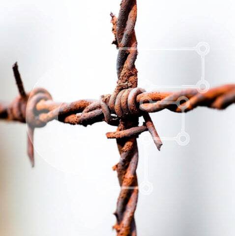 Intra Συλλεκτικό Ξύλινο Παζλ Plywood 4mm - Φράχτη από σκουριασμένο συρματόπλεγμα - Άποψη από κοντά του παλιού και φθαρμένου φράχτη Σε Ξύλινο Κουτί - Διαστάσεις: 10x10 cm – 25 κομμάτια - Image 1