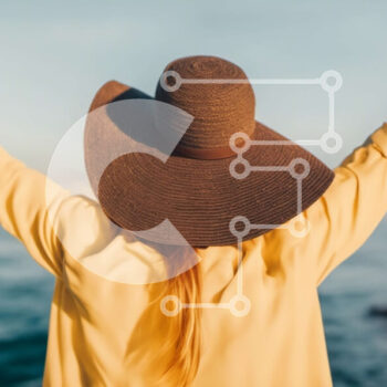 Intra Συλλεκτικό Ξύλινο Παζλ Plywood  4mm - Γυναίκα στην άκρη του νερού που φορά ψάθινο καπέλο Σε Ξύλινο Κουτί - Διαστάσεις Puzzle: 10x10 cm – 25 κομμάτια - Image 1